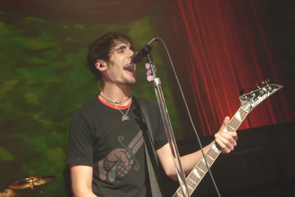 Tyson Ritter, chanteur de The All-American Rejects, en concert