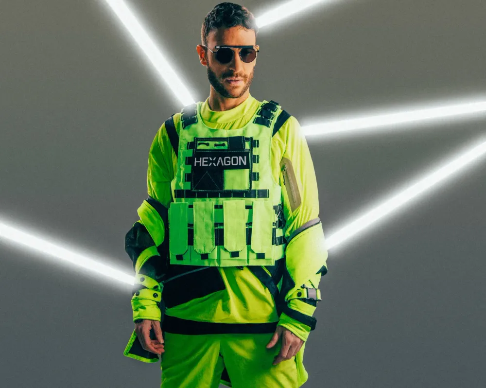 Portrait de Don Diablo dans un équipement vert fluo signé Hexagon