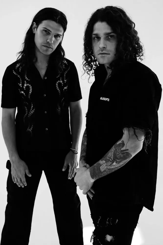Le duo DVBBS, Chris et Alex van den Hoef, en portrait studio