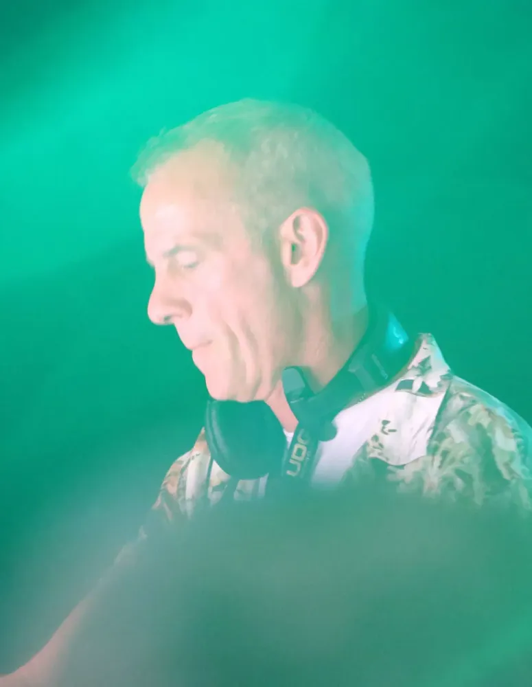 Fatboy Slim (Norman Cook) en train de mixer à Glastonbury en 2013