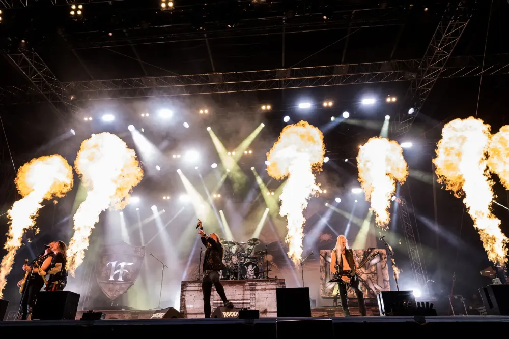 HammerFall en concert au festival Rockharz 2024, avec jets de flammes
