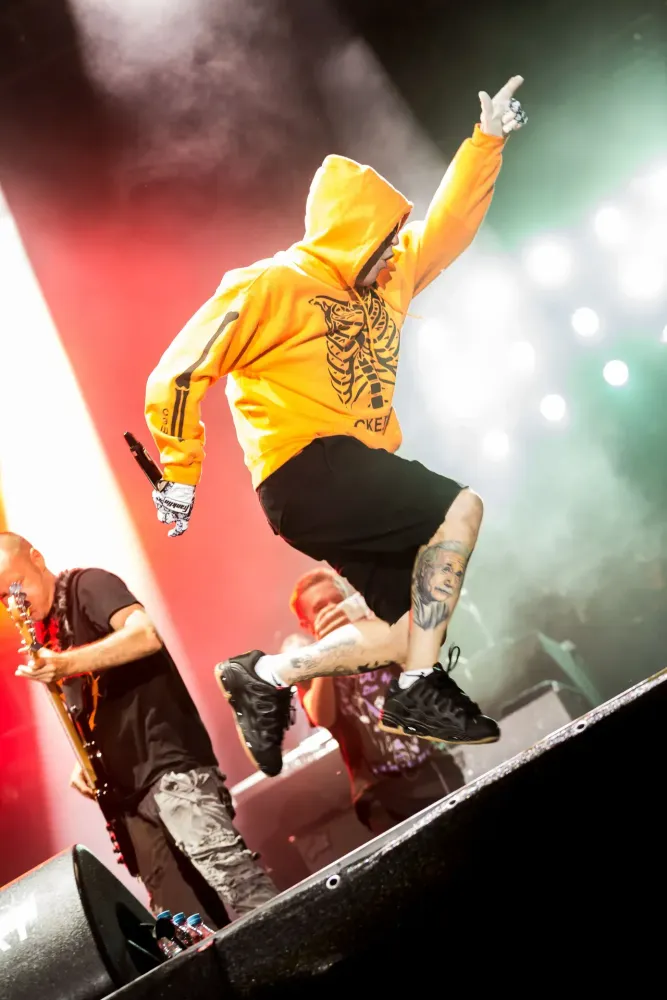 Fred Durst, chanteur de Limp Bizkit, en concert au festival Full Force en 2019