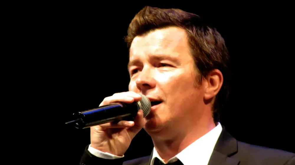 Rick Astley en concert aux jardins de Tivoli
